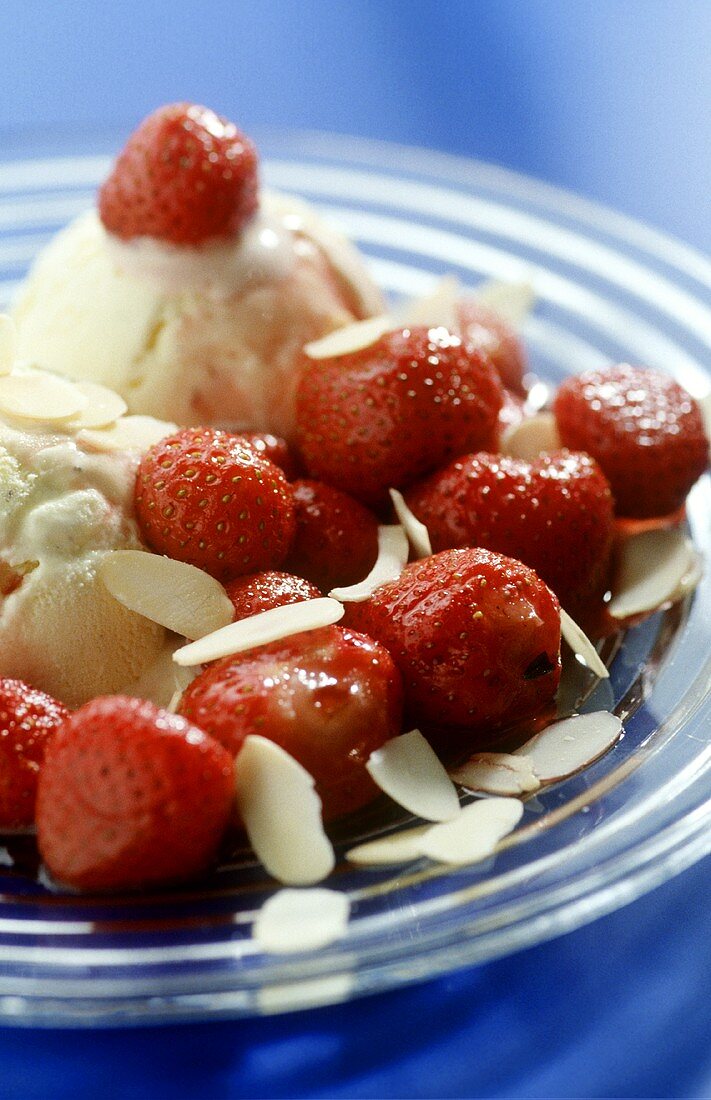 Flambierte Erdbeeren mit Mandelblättchen und Vanilleeis