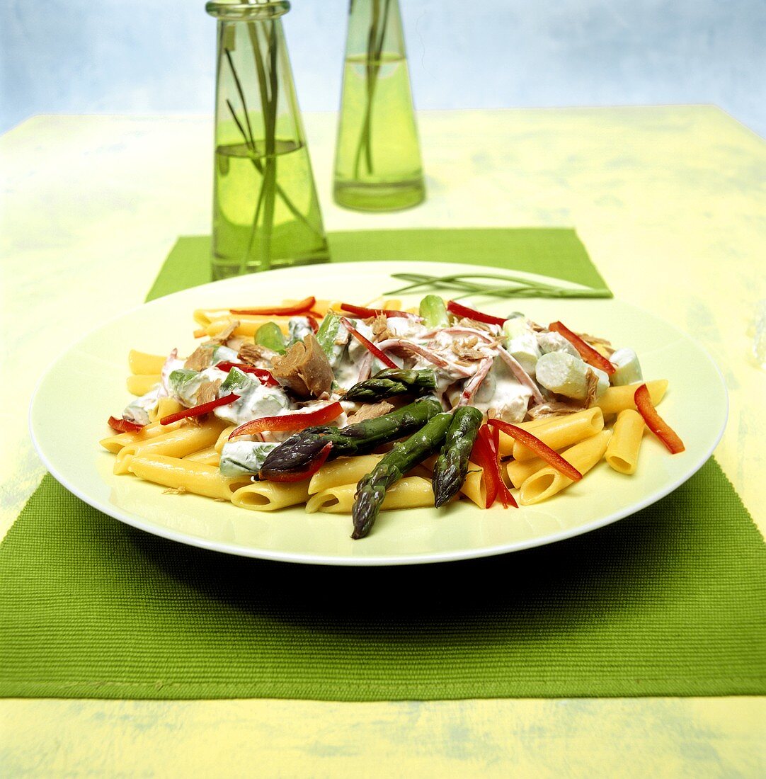 Penne with green asparagus, tuna, peppers and cream sauce