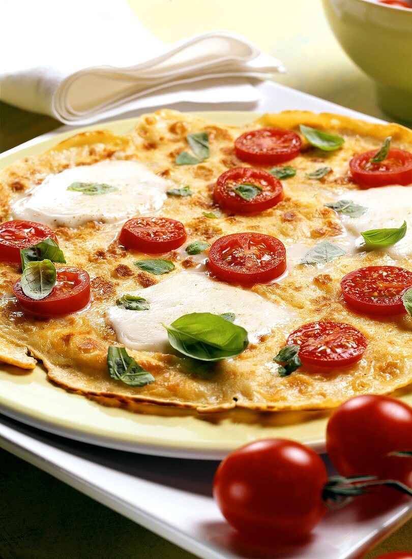 Pfannkuchen mit Tomaten, Mozzarella und Basilikum