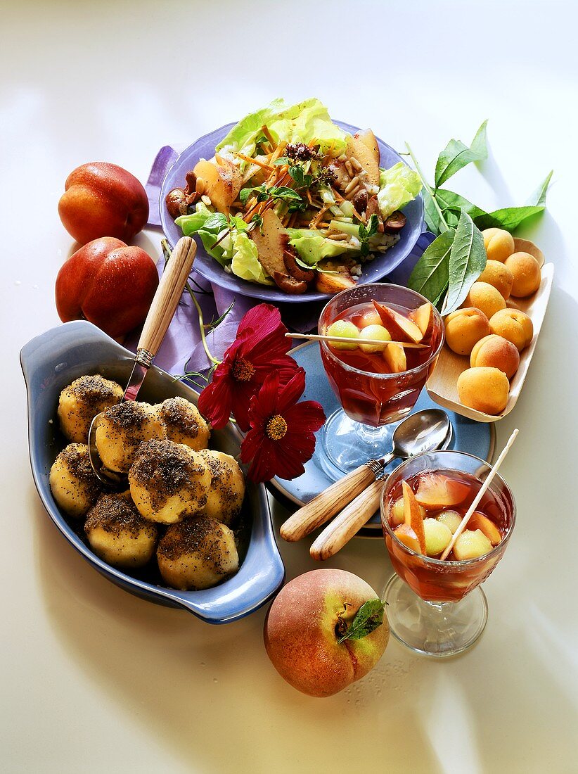 Blattsalat mit Pfirsichen; Aprikosenknödel; Fruchtkaltschale