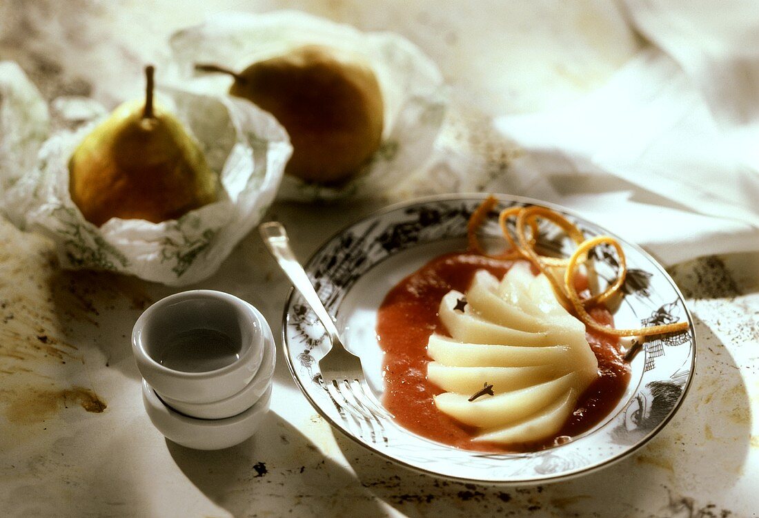 Gedünstete Birne auf Erdbeersauce