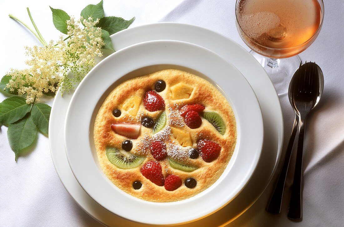 Souffle mit Früchten in tiefem Teller