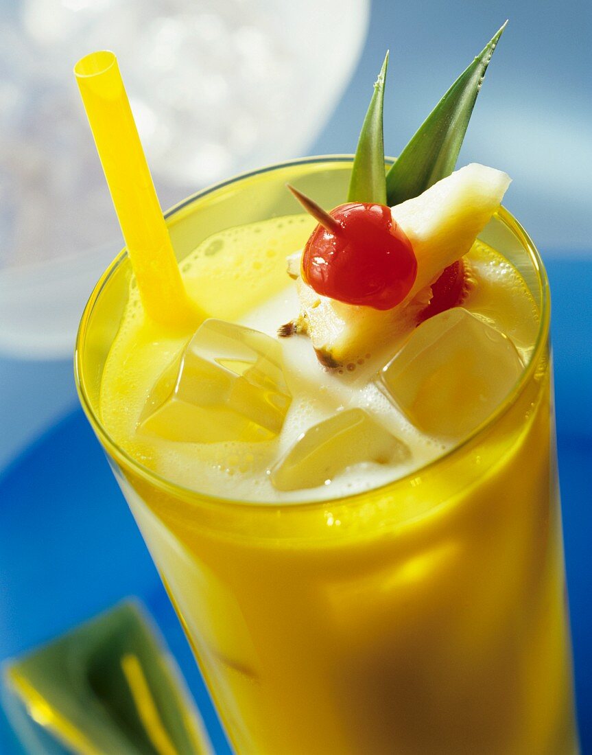Kokos-Ananas-Drink mit Fruchtsaft-Eiswürfeln