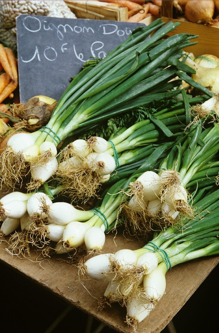 Frühlingszwiebeln auf dem Markt