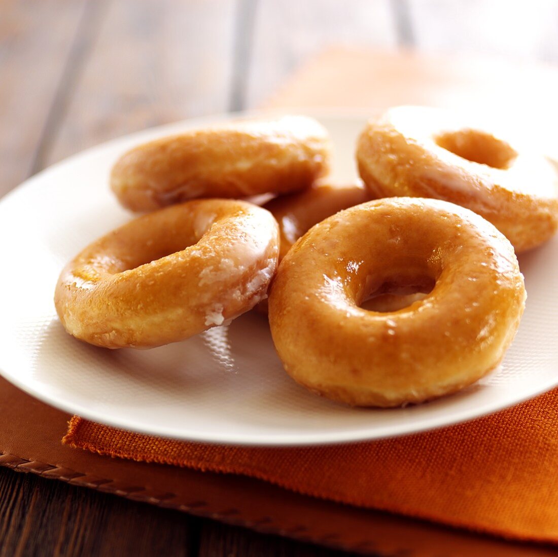 Doughnuts mit Zuckerglasur auf einem Teller