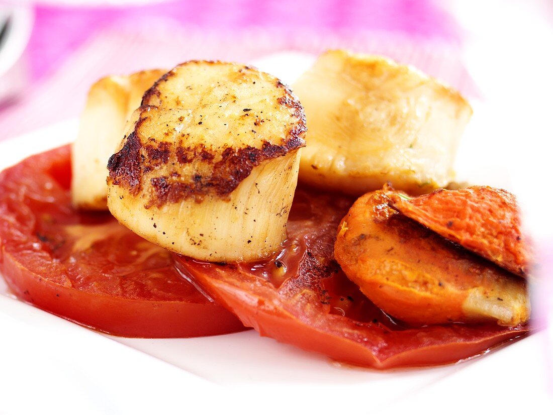 Fried scallops on tomato slices