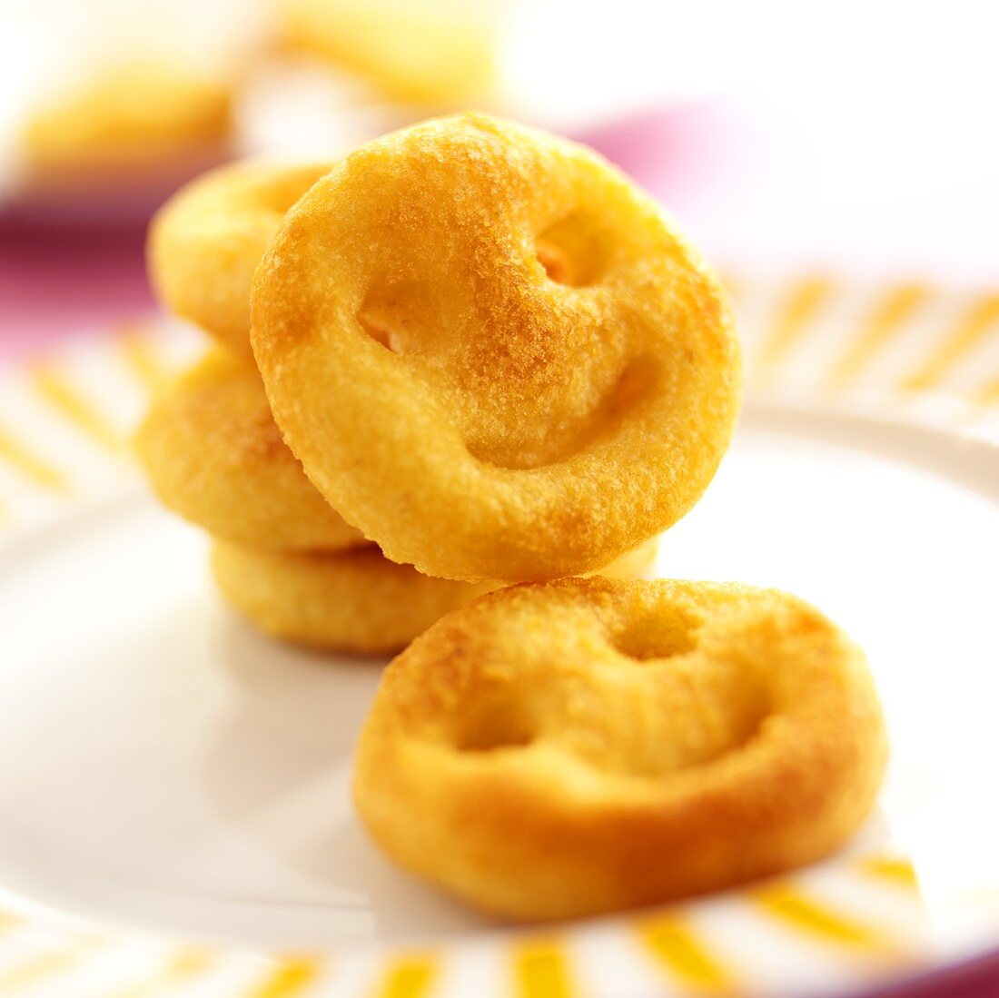 Selbst gemachte Kartoffelkroketten in Smiley-Form