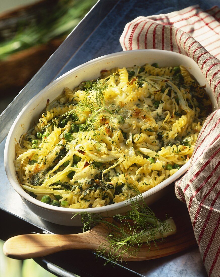 Pasta and fennel bake with peas