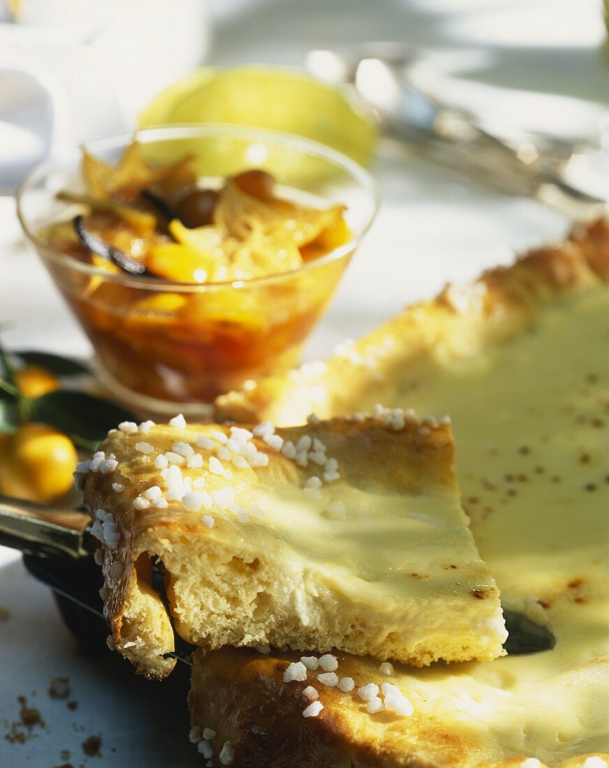 Hefekuchen mit Vanillecreme und ein Schälchen mit Früchten