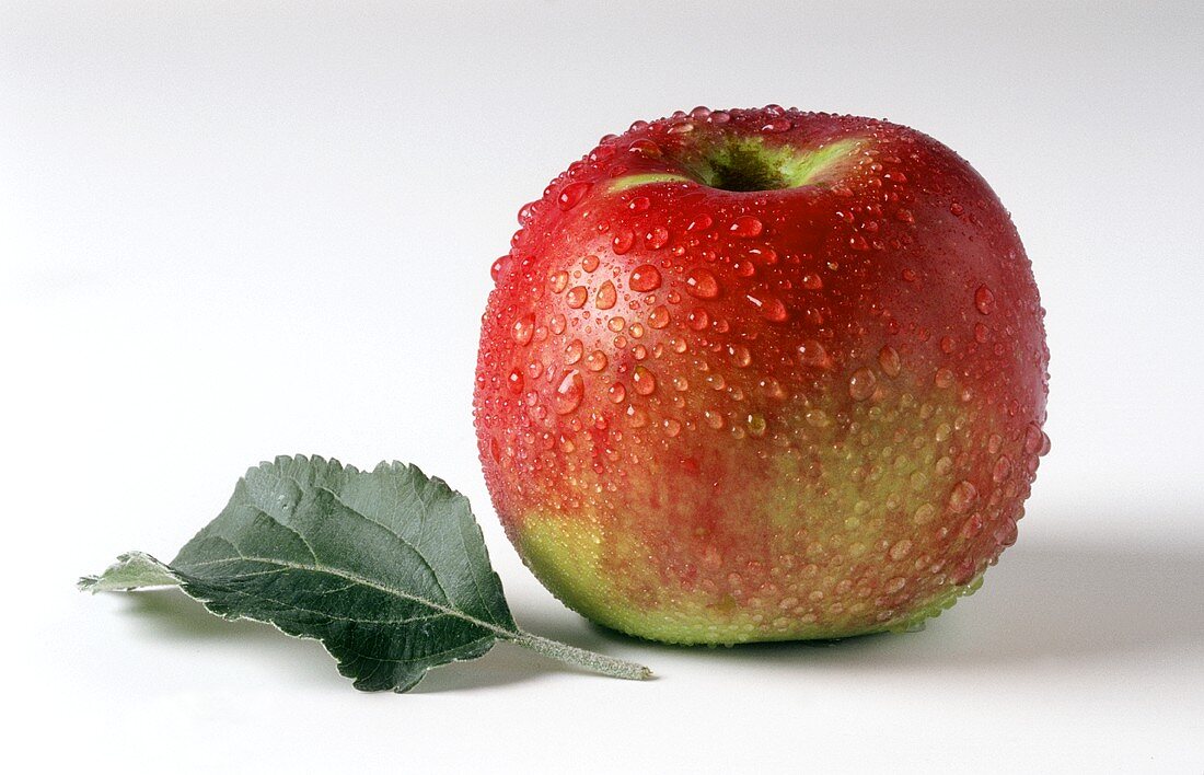 Ein Apfel und Blatt der Apfelsorte Ahra
