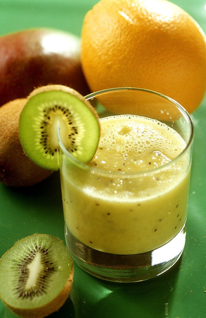 Orange and kiwi fruit drink with mango and instant oat flakes