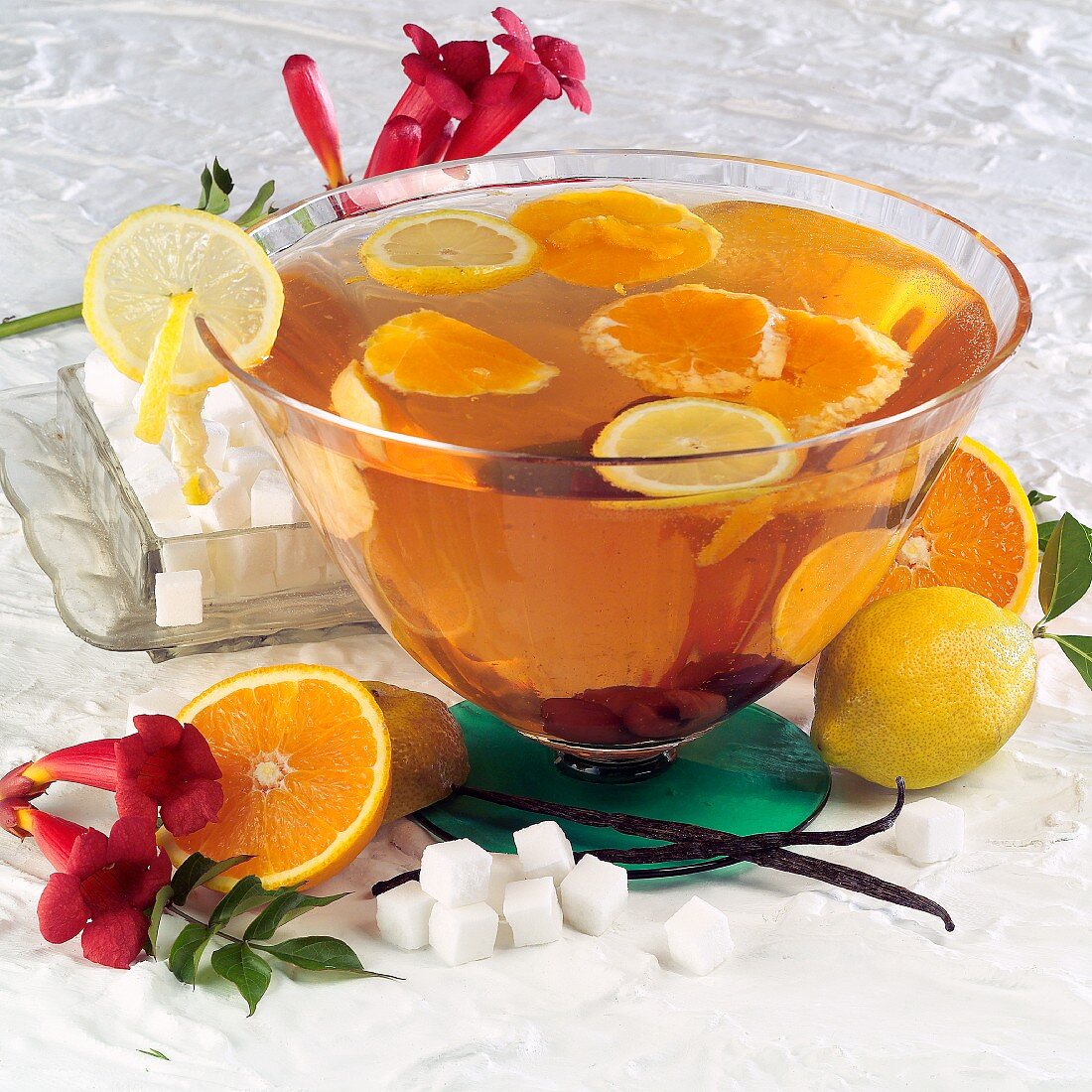 Orangebowle in einer Bowleschale, daneben Zutaten