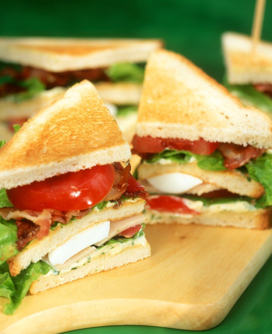 Club-Sandwiches auf Holzbrettchen