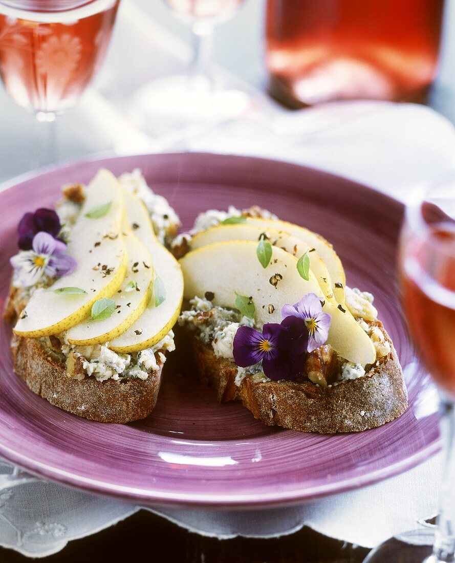 Farmhouse bread topped with Roquefort, pears and pansies