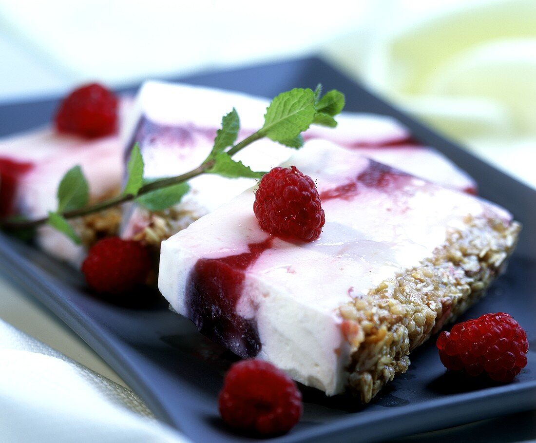 Raspberry cream cake with muesli base