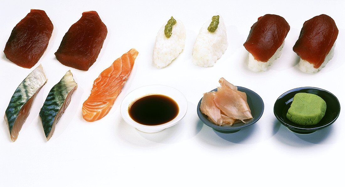 Stillleben mit Sushi-Zutaten (Fisch, Reis, Wasabi-Paste)