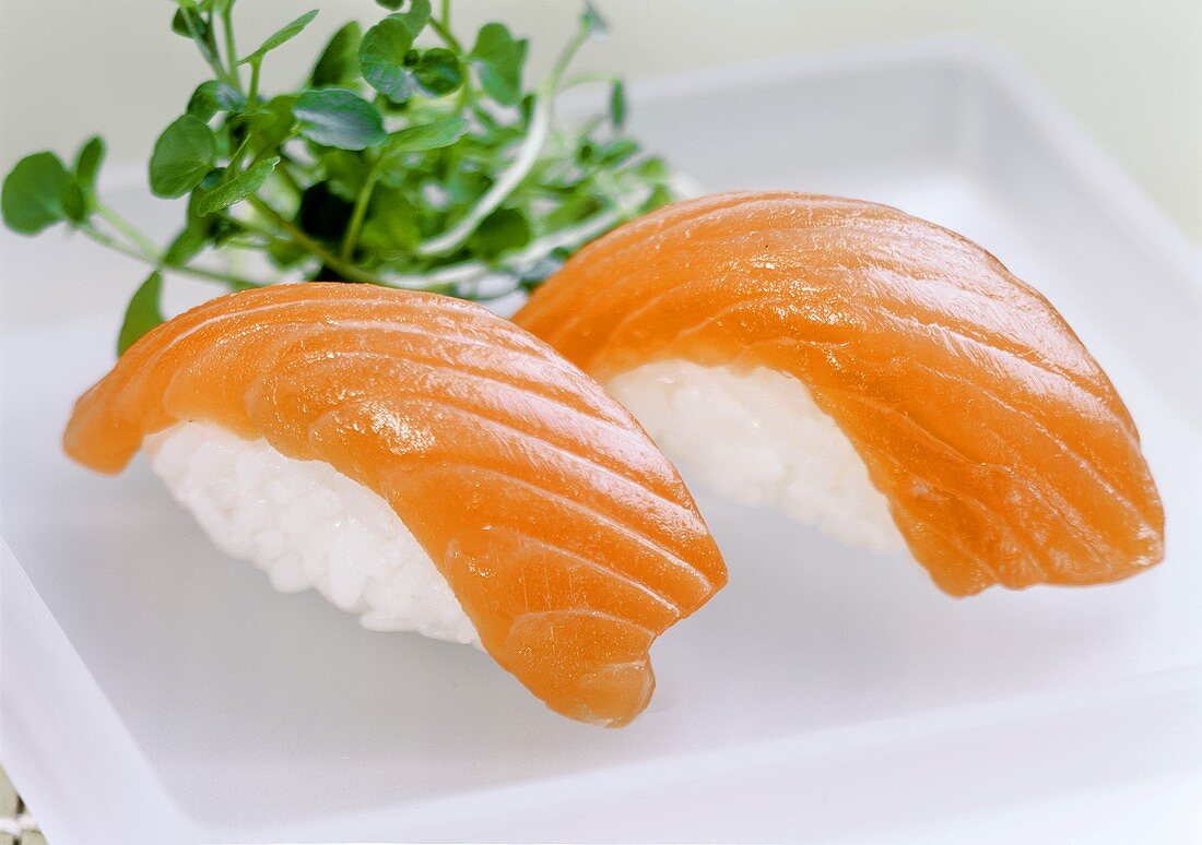 Nigiri-Sushi mit gebeiztem Lachs