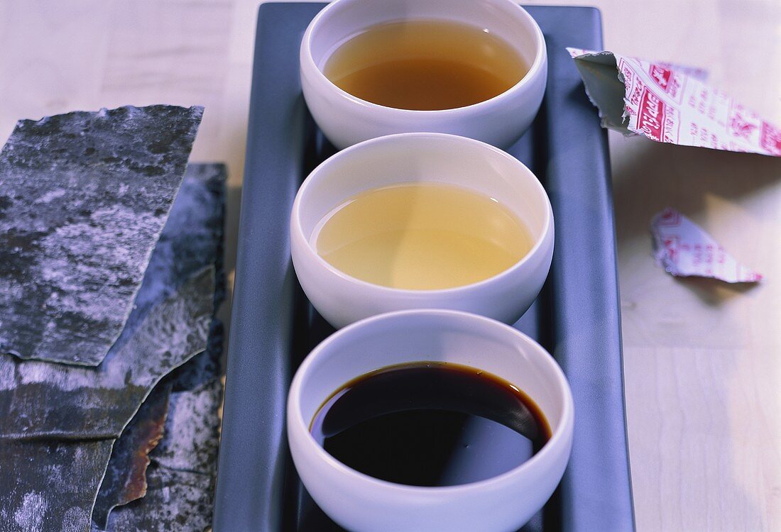 Japanische Sojasauce (Shoyu), Mirin-Wein & Dashi (Fischbrühe)