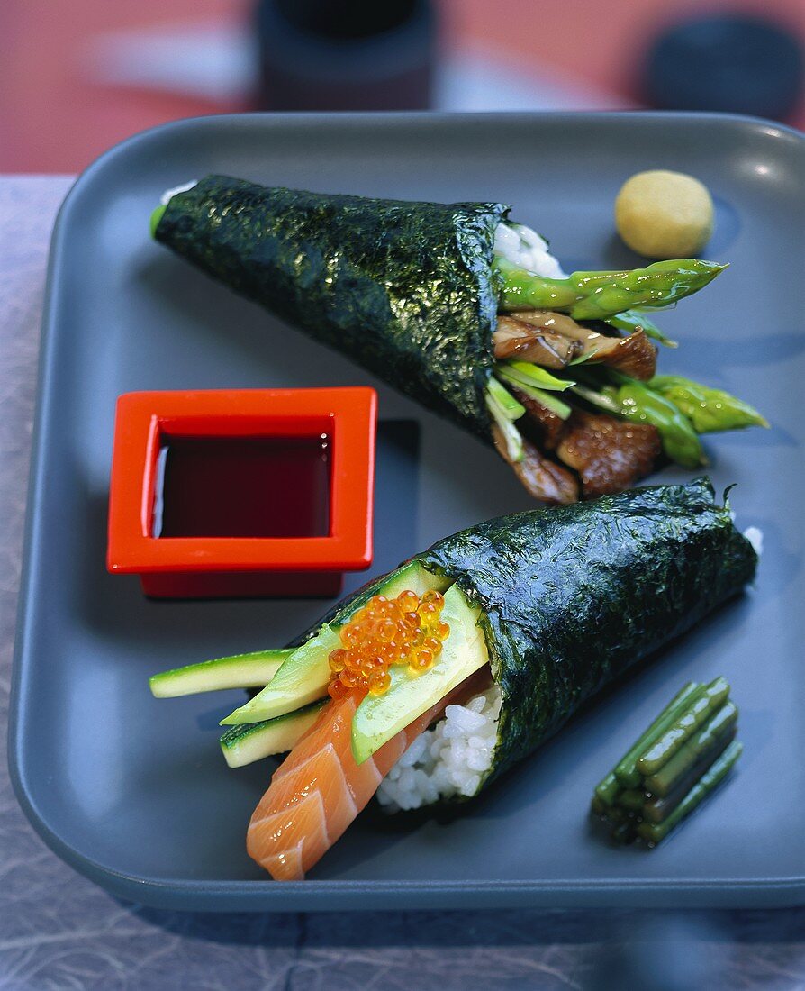 Grosse Temaki-Sushi mit Spargel und mit Lachs und Avocado