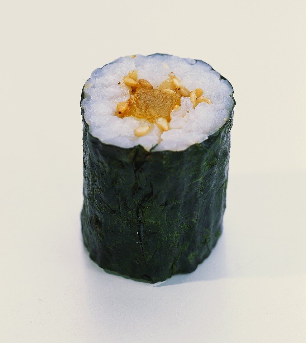 Hosomaki-Sushi mit eingelegtem Kürbis und Sesamsamen