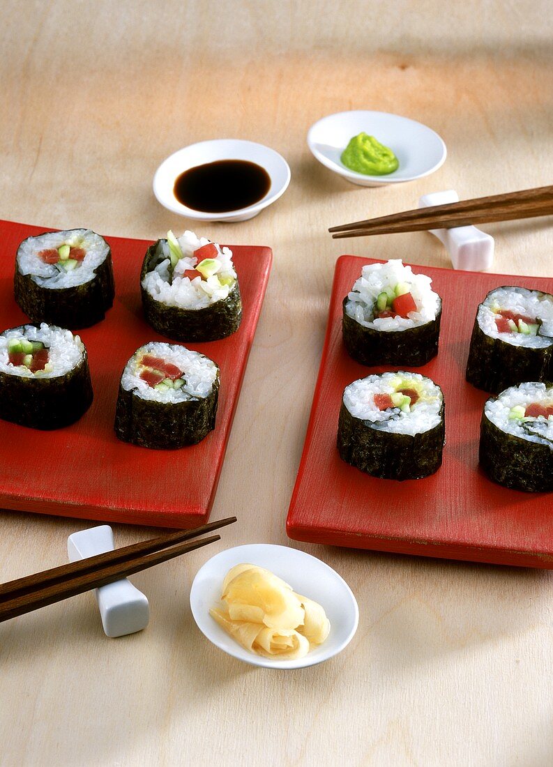 Hosomaki-Sushi mit Thunfisch und Gurke