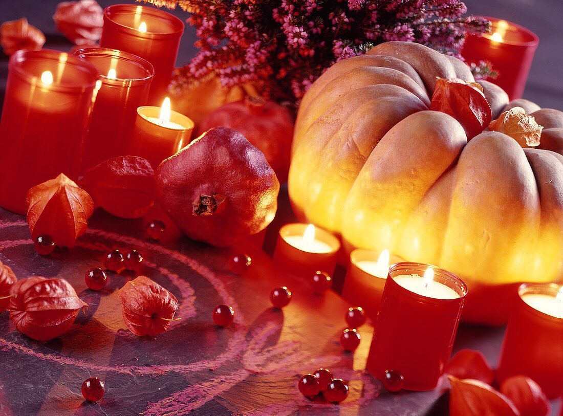 Dekoration fürs Halloweenbuffet mit roten Grablichtern