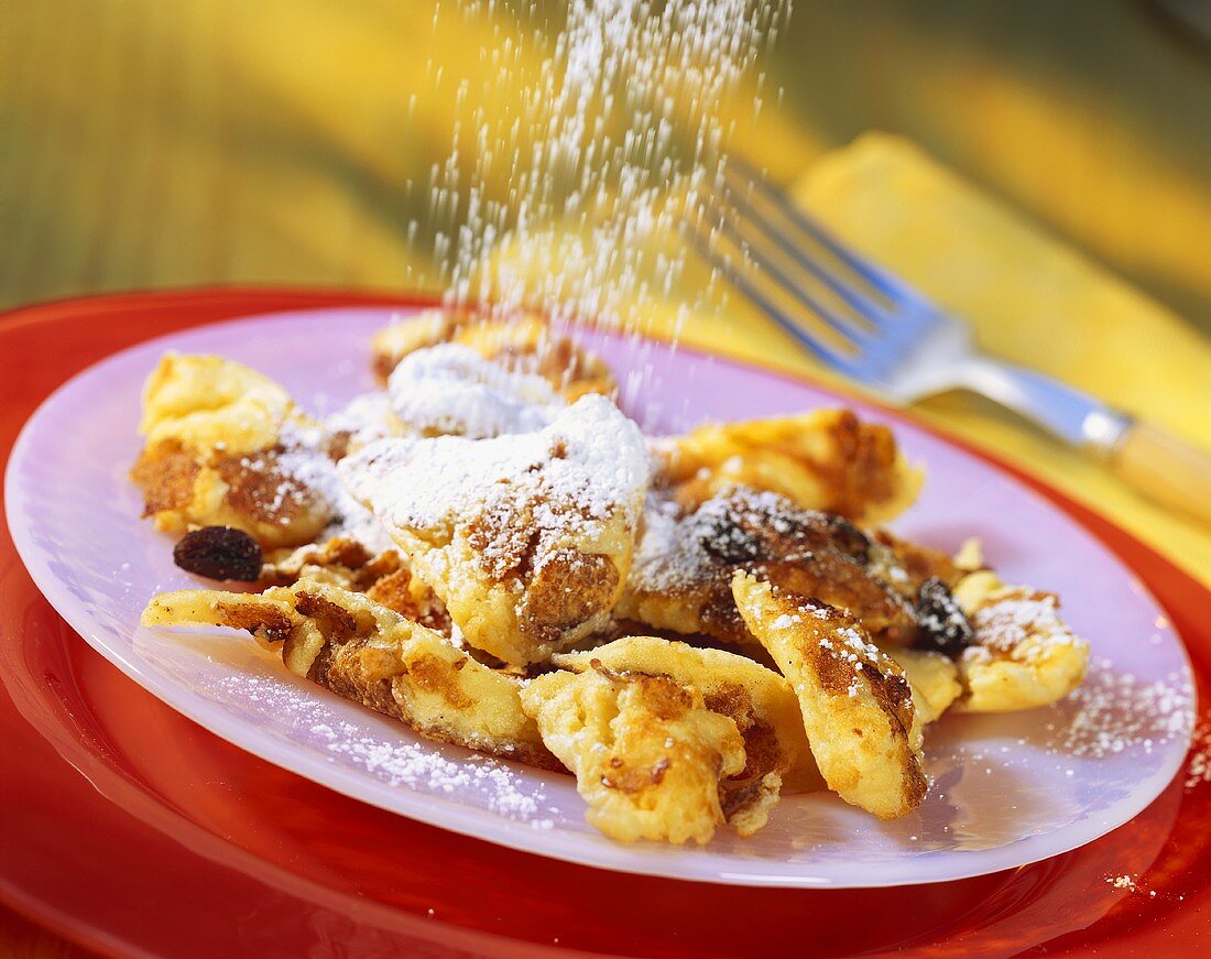 Kaiserschmarrn mit Rosinen, Knusperflakes und Puderzucker