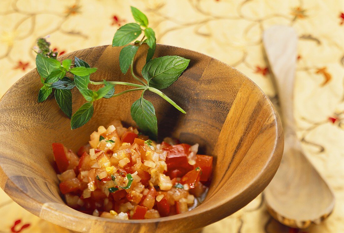 Scharfer Tomatensalat mit Peperoni und Minze