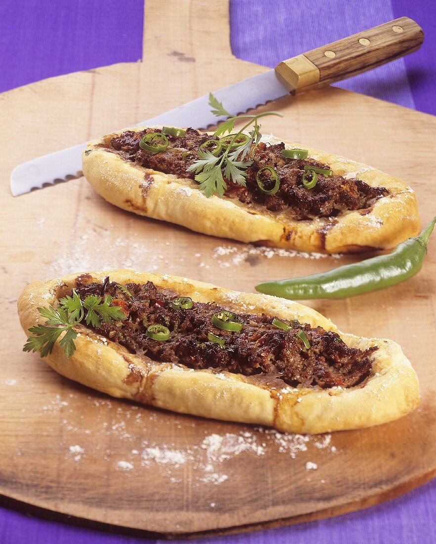 Türkische Teigschiffchen (Pide) mit Hackfleisch