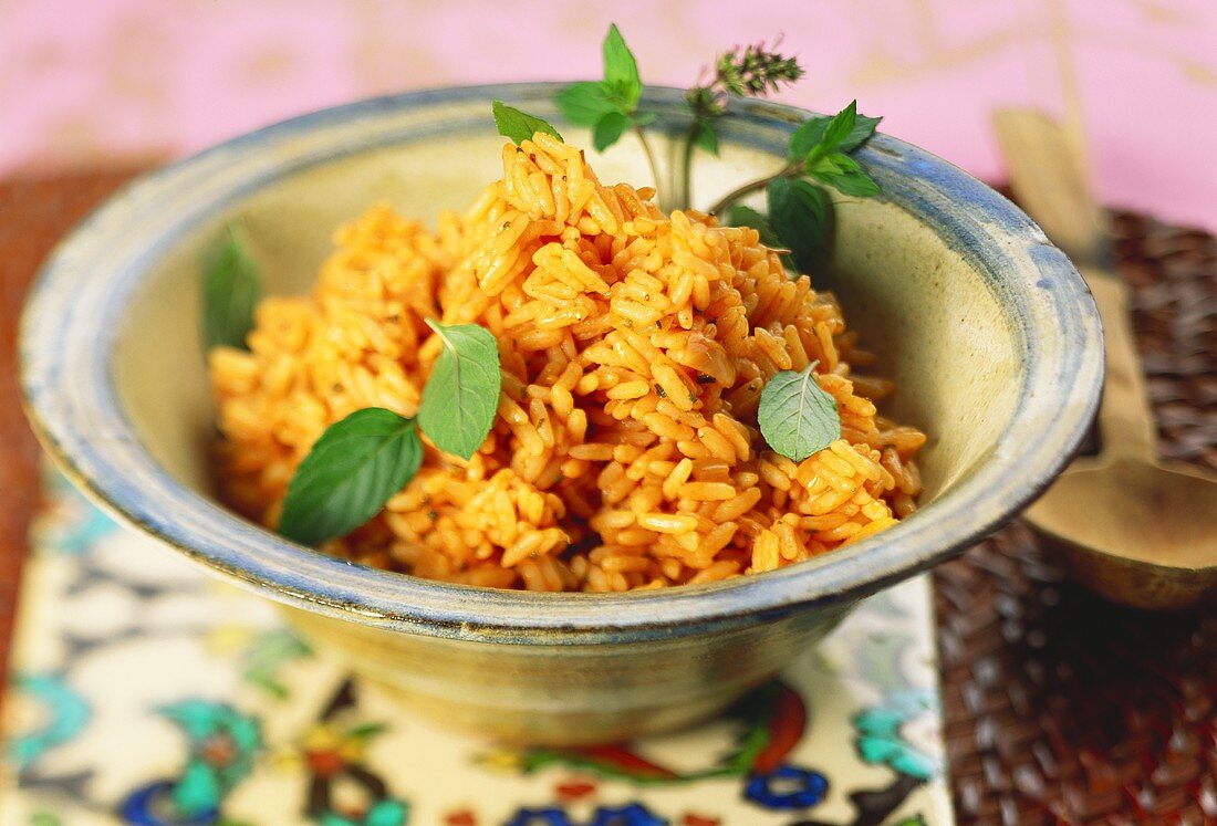 Türkischer Reis mit Tomatenmark und Minze (Naneli Pilav)