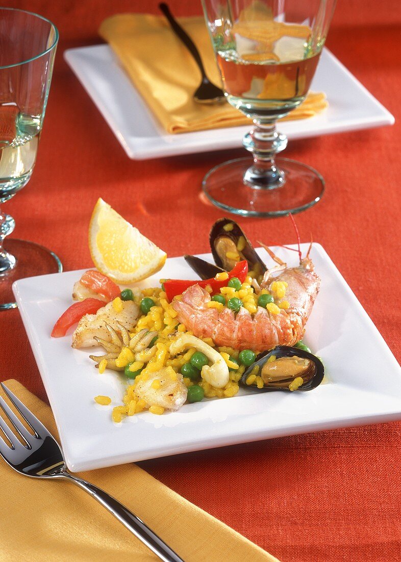 Paella mit Fisch und Meeresfrüchten
