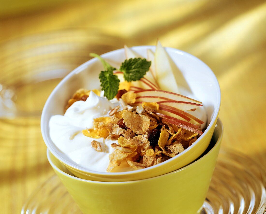 Joghurtmüsli mit Apfelspalten und Cerealien