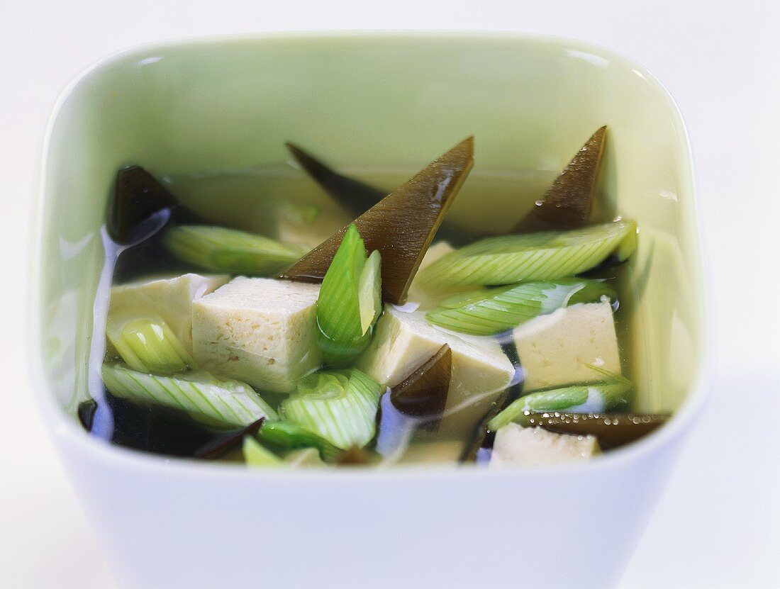 Miso-Suppe mit Tofu und Lauch