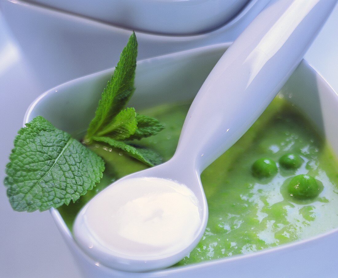Pea soup with mint and sour cream