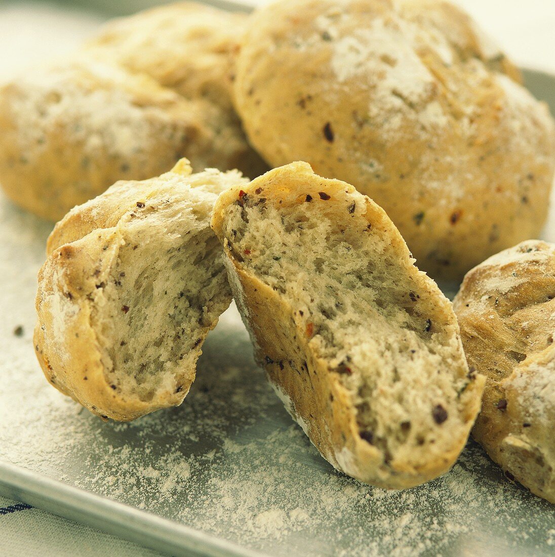 In zwei Hälfen zerteiltes Olivenbrötchen