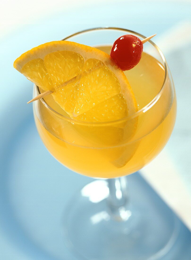 Whisky Sour in Cocktailschale mit Orangenscheibe und Kirsche