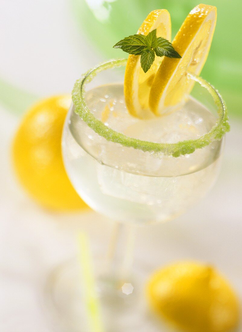 Mint Lemonade im Glas mit Pfefferminz-Zucker-Rand