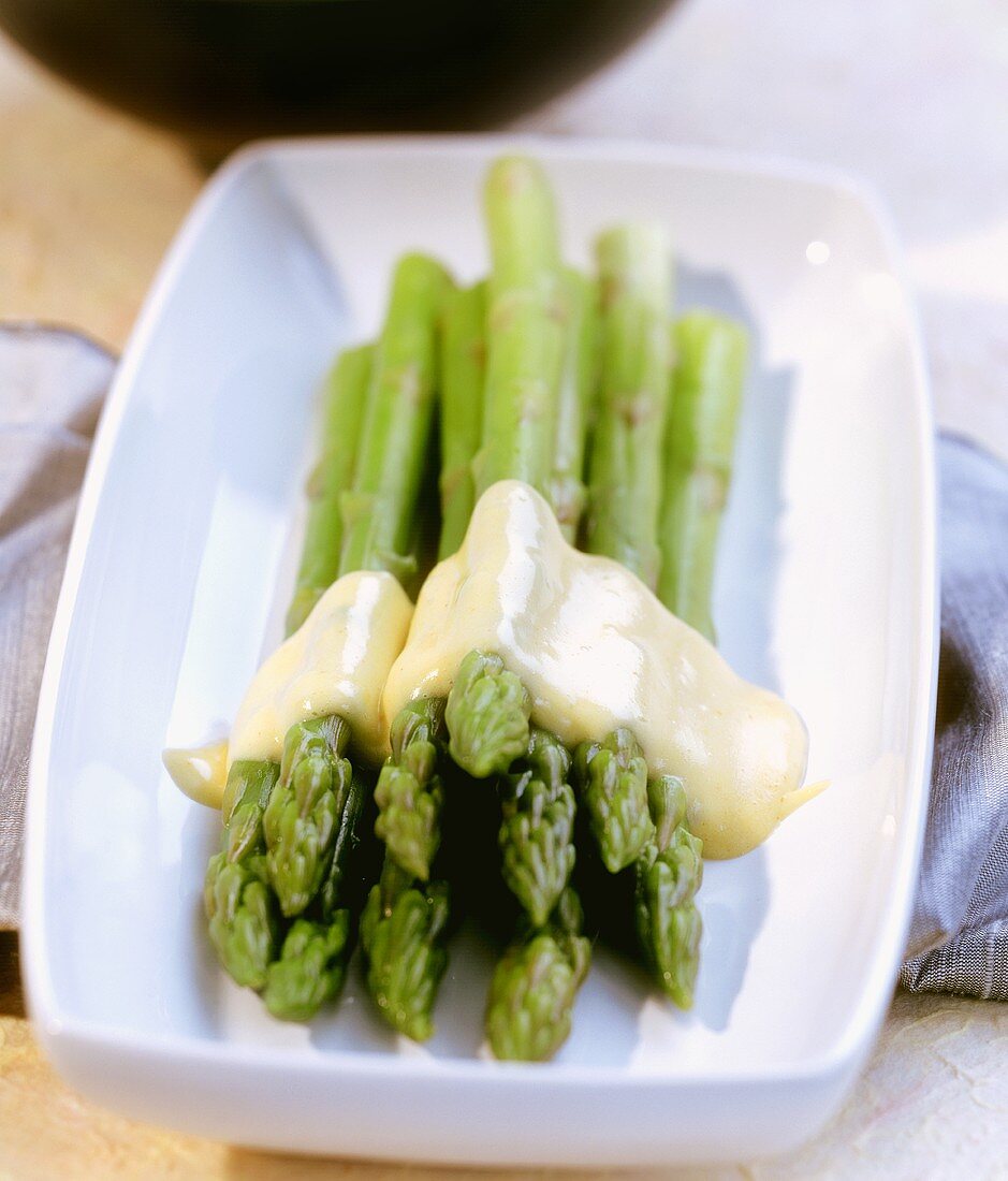 Green asparagus with hollandaise sauce