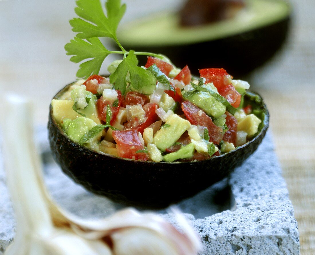 Schälchen mit Guacamole (Tomaten-Avocado-Sauce)