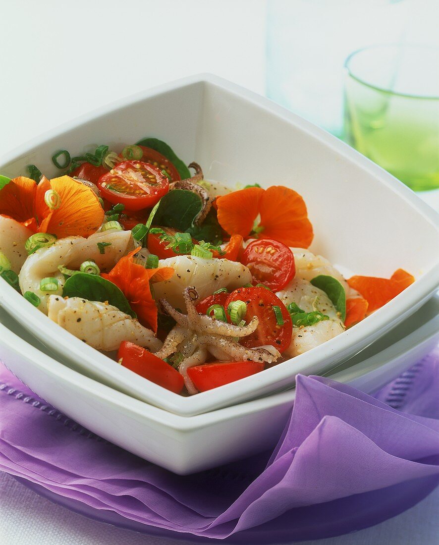 Tintenfisch-Tomaten-Salat mit Kapuzinerkresseblüten