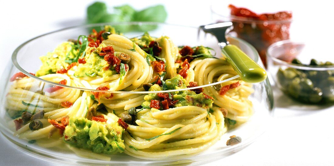 Spaghetti with avocado puree and dried tomatoes