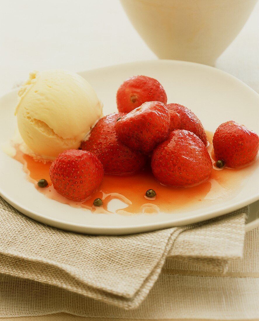 Pochierte Erdbeeren mit grünem Pfeffer und Vanilleeis