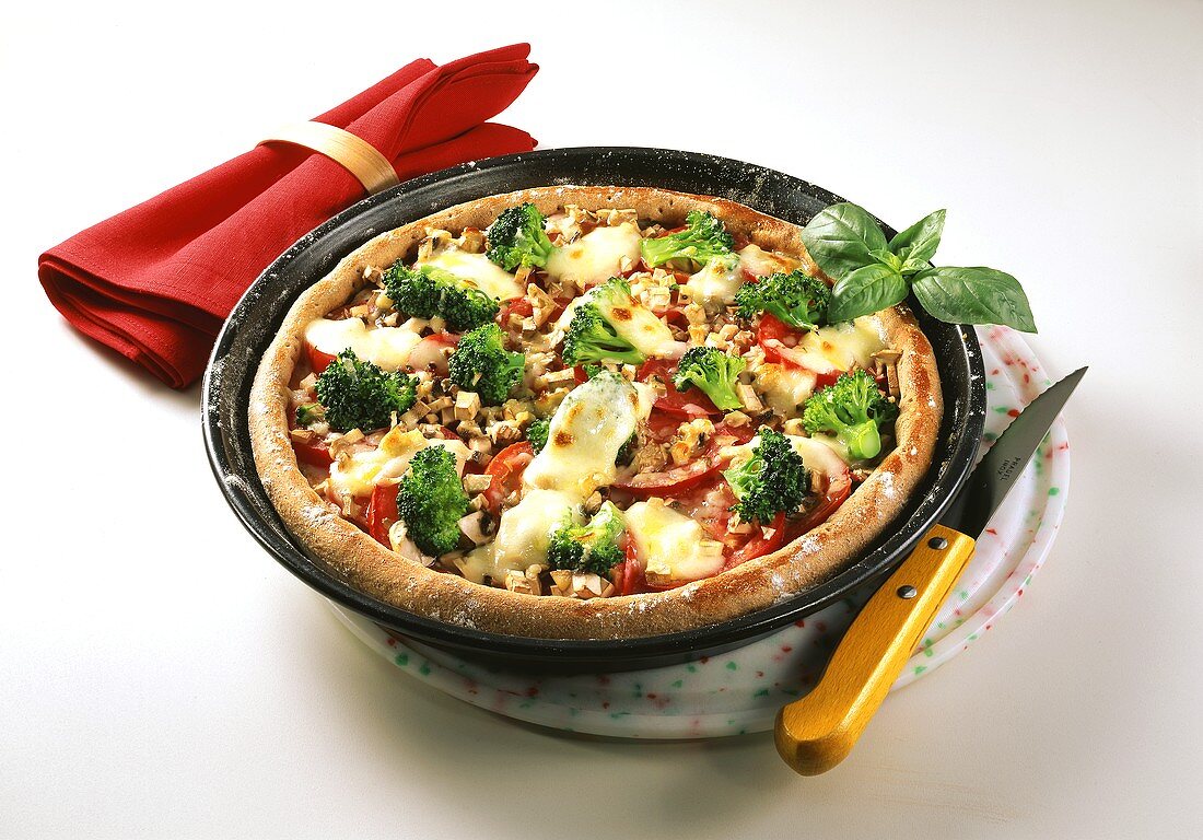 Vollkornpizza mit Brokkoli, Tomaten, Champignons und Käse