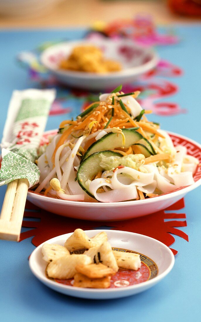 Asiatischer Nudelsalat mit Gemüse und Sesam