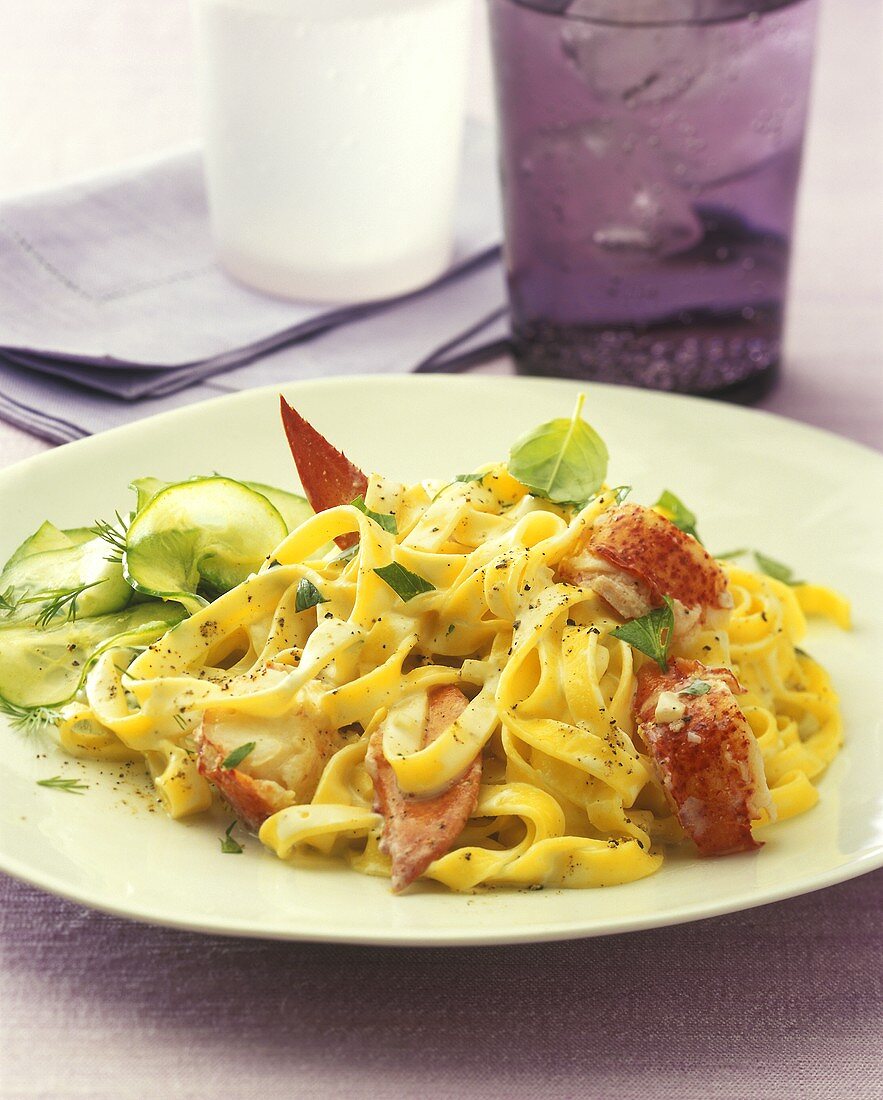 Tagliatelle mit Hummer, Sahnesauce und Gurkensalat