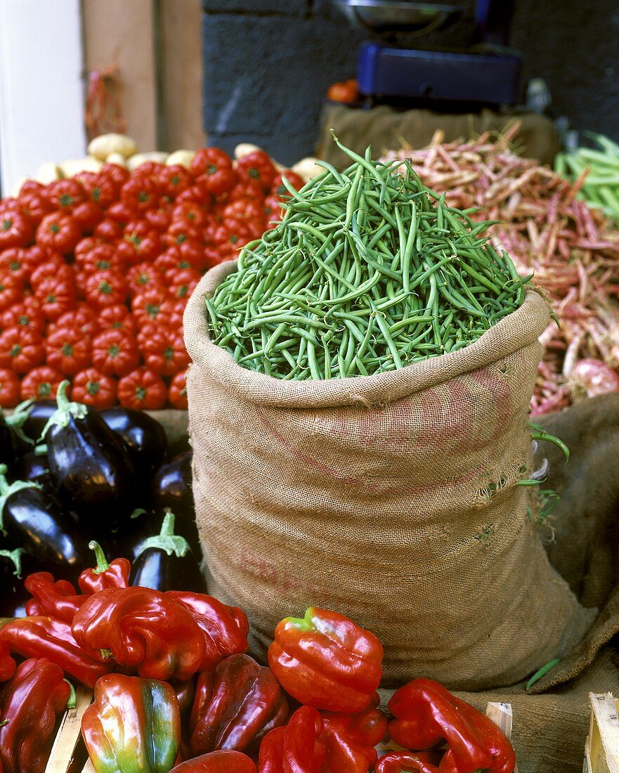Im Juni auf dem Gemüsemarkt in Catania, Sizilien, Italien