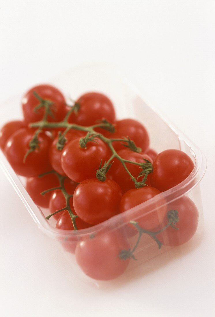 Kirschtomaten in einem Plastikschälchen