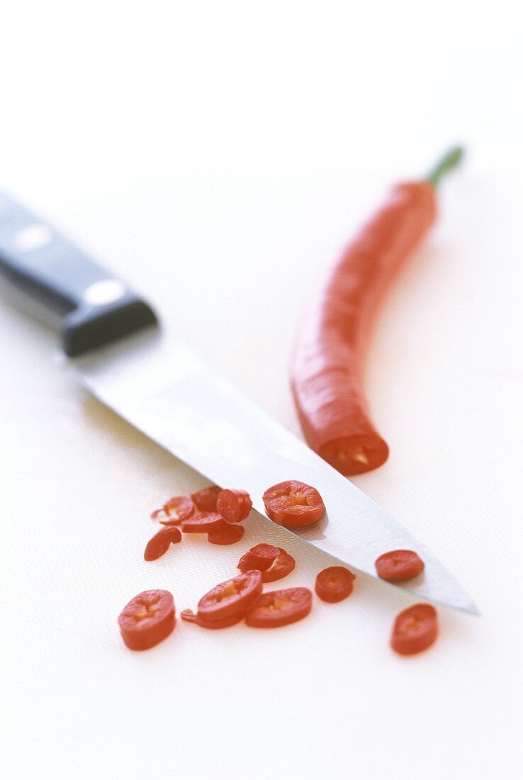 Rote Chilischote, teilweise in Scheiben geschnitten