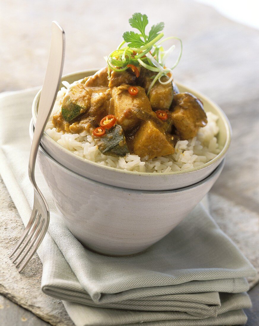 Scharfes Hähnchen-Gemüse-Curry auf Reis