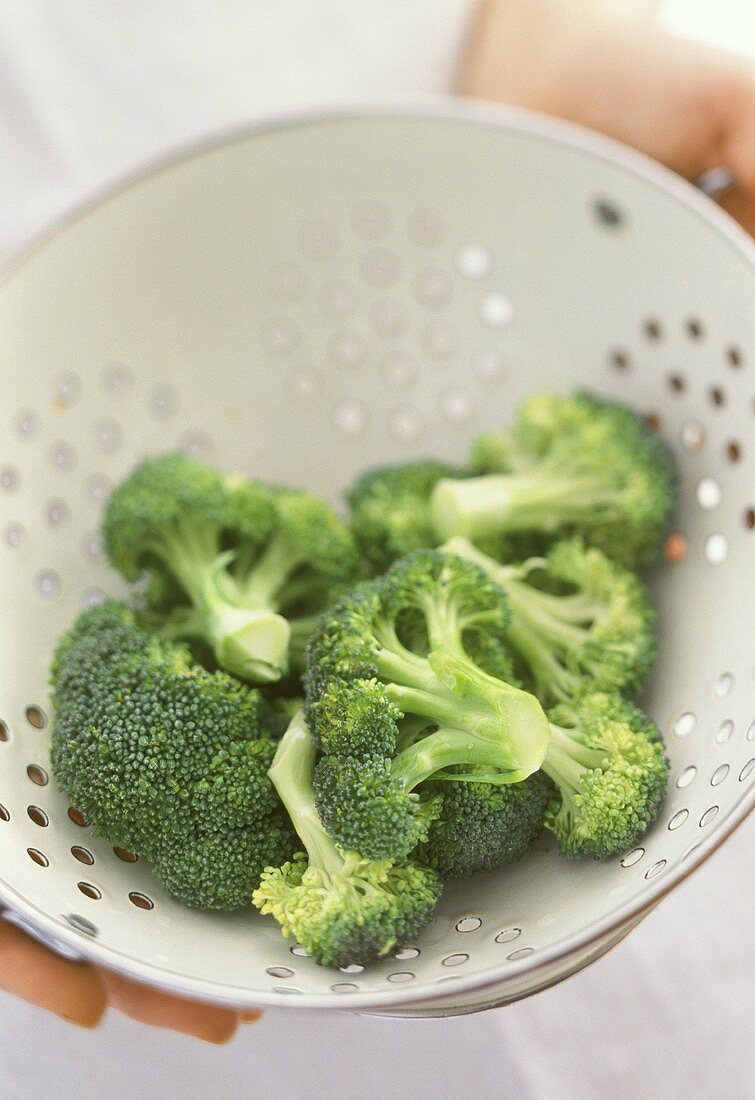 Frisch gewaschene Broccoliröschen im Sieb